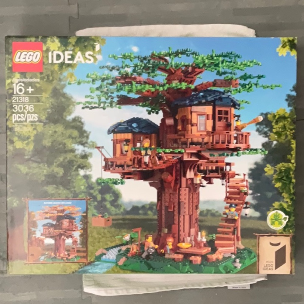 Lego Tree House - NWT - 21318 - with bonus lego baseplate.